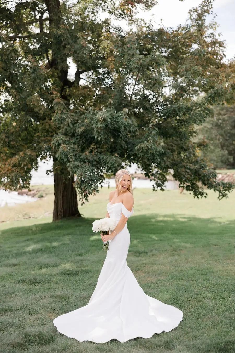 Allie&#39;s Classic Elegant Waterfront Wedding in Connecticut. Mobile Image