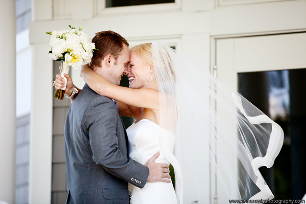 Pretty Post: Jackie and Adam&#39;s Bright and Breezy Wedding. Desktop Image