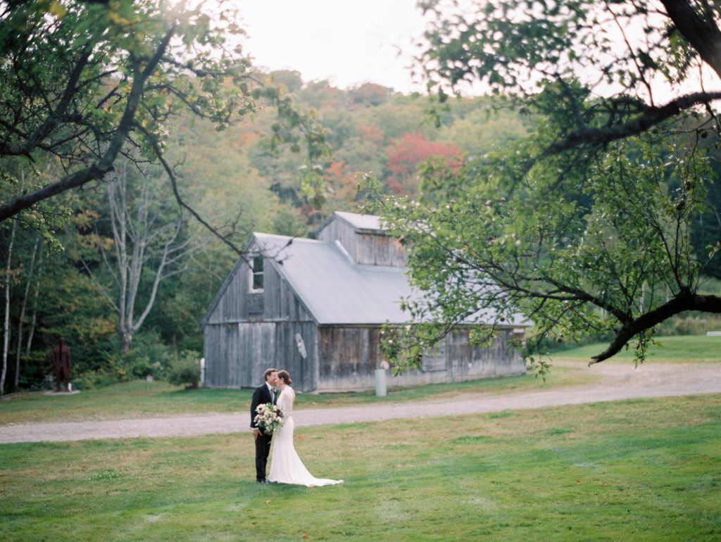 Pretty Post: Meaghan &amp; Loren&#39;s Hermitage Inn Classic Vermont Wedding. Desktop Image